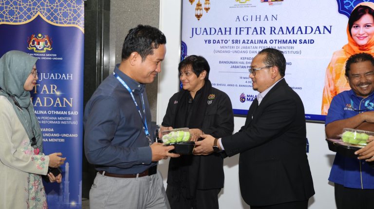 19 Mac 2025 | Majlis Agihan Juadah Iftar Ramadan Oleh YB Menteri Di Jabatan Perdana Menteri (Undang-Undang Dan Reformasi Institusi) Bersama Warga Bangunan Hal Ehwal Undang-Undang